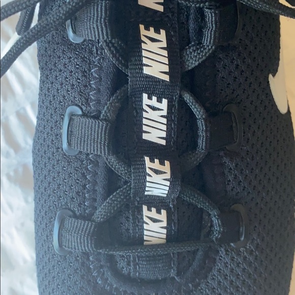 Black and White Nike tennis shoes 6.5 - Picture 5 of 7